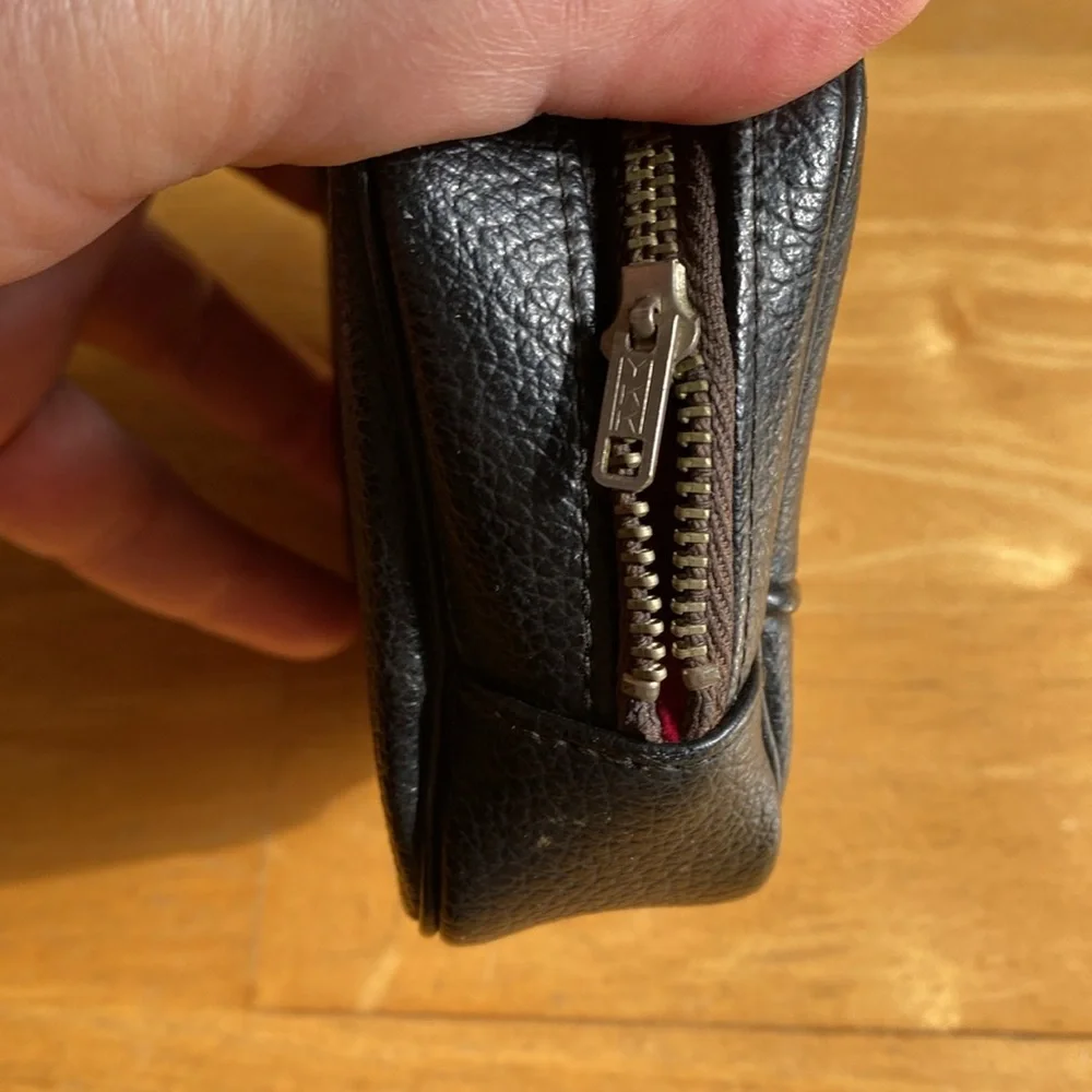 Vintage Nikon 3,5” case vintage with hole, the zipper is still working